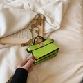 Mini borsa a mano verde neon con tracolla a catena dorata e chiusura in metallo - Verde