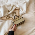 Mini sac bandoulière en cuir beige avec chaîne dorée et fermoir carré élégant - Kaki