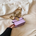 Mini borsa a tracolla lavanda con catena dorata e chiusura su camicia bianca - Viola