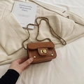 Mini borsa a tracolla trapuntata marrone per bambina con catena dorata e chiusura a scatto - Marrone