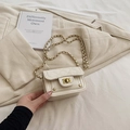 Mini borsa a tracolla trapuntata crema per bambine con catena e chiusura a scatto - Bianco
