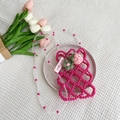 Sac bandoulière artisanal en perles rose fuchsia pour fille avec charme tulipe - Rose Rouge