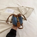 Retro Mini-Eimertasche für Mädchen aus blauem Denim mit braunem Kunstlederbesatz - Denimblau