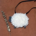 Borsa a tracolla a forma di agnello in peluche bianco per bambini con dettagli neri - Nero