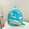 Zaino rigido azzurro per bambini con aereo e sole dei cartoni animati su sedia - Piccolo aereo verde