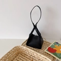 Mini bolso bandolera para niña en cuero litchi negro con diseño triangular exclusivo - Negro