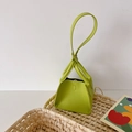 Mini bolso de mano verde lima para niñas con un exclusivo asa de anillo trenzado de PU - Verde