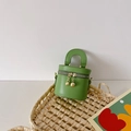Mini grasgroene cilindertas voor meisjes van glad leer met goudkleurige kraalhanger - Groen