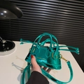 Mini handtas van groen lakleer met metallic afwerking en verstelbare schouderriem - Groen