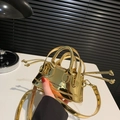 Mini gouden handtas van lakleer met metallic glans en verstelbare schouderriem - Goud