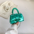 Mini sac à main vert métallisé brillant avec bandoulière chaîne argentée et poignée - Vert