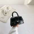 Mini sac à main en cuir verni noir brillant avec boucles à double œillet et bandoulière - Noir