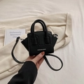 Mini borsa a mano nera a forma di ala per bambine con scritta bianca e tracolla - Nero