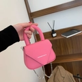 Mini Umhängetasche in Magenta mit Kettengurt und Silbergriff für modebewusste Frauen - Rosa