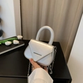 Silberne Retro-Mini-Umhängetasche mit rundem Griff und Metallkette für Damen - Silber