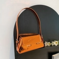 Moderne glänzende orangefarbene Achseltasche mit eleganter Metallic-Optik und breitem Gurt - Orange