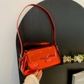 Minimalistische rote Schultertasche aus Lackleder mit glänzendem Finish und silberner Schnalle - Rot
