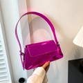 Schicke magentafarbene glänzende Unterarmtasche mit Spiegeleffekt und Klappenverschluss - Fuchsia
