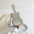 Borsa a tracolla a forma di chitarra in argento metallizzato con rivetti a cuore - Argento