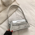 Borsa a tracolla argento lucido effetto specchio con patta rettangolare e tracolla regolabile - Argento