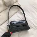 Borsa a spalla minimalista in pelle verniciata nera con finitura lucida e fibbie argento - Nero