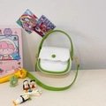 Mini bolso de silla para niñas en blanco y verde con solapa ondulada y bandolera - Verde