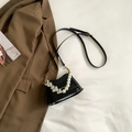 Bolso bandolera de charol negro con asa de perlas sintéticas y corazones de plata - Negro
