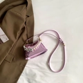 Mini bolso bandolera morado metalizado con cadena de perlas y dije de corazón plateado - Morado