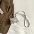 Mini bolso bandolera plateado espejo con asa de perlas y correa fina - Plateado
