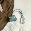 Mini bolso azul metalizado con asa de perlas y un colgante de corazón plateado - Azul