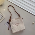 Sac carré chic en toile beige avec bandoulière en cuir marron ajustable - Marron