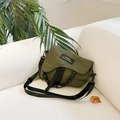 Olivgrüne Nylon Satteltasche mit schwarzer Kette und verstellbarem Schultergurt - Grün