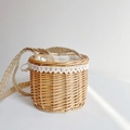 Bolso saco de paja con encaje blanco delicado y correa de hombro de cáñamo natural - Estilo con Correa Tejida