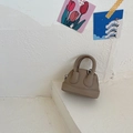 Mini khakifarbene Muschel-Handtasche für Mädchen aus Leder mit stabilen Tragegriffen - Grau