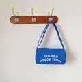 Sac bandoulière cylindrique bleu roi avec imprimé lettres et bandoulière réglable - Bleu