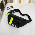 Bolso de pecho negro para niños con correas verde neón y estampados de letras NU - Negro