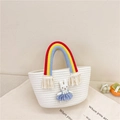 Weiße geflochtene Kinderhandtasche mit Regenbogen-Griffen und süßem Hasen-Anhänger - Weißer Hase