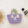 Lila gewebte Kinderstrohtasche mit Regenbogen Griff und süßer Plüschhasenpuppe - Lila Hase