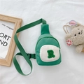 Sac bandoulière enfant vert en nylon avec poche blanche et écusson lettre R en peluche - Vert