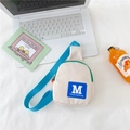 Sac de poitrine enfant blanc cassé avec sangle bleue et écusson M pour garçons - Blanc