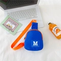 Sac bandoulière enfant en nylon bleu avec sangle orange et écusson lettre M - Bleu