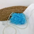 Blaue Mädchen Umhängetasche mit Faltenband und weißer Perlenkette als Schultergurt - Blau