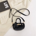 Mini bolso bandolera de cuero PU negro con textura de lichi, estrellas y cierre dorado - Negro