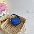 Mini bolso de mano de cuero azul real para niñas con herrajes dorados y correa ajustable - Azul