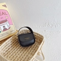 Mini bolso bandolera de cuero negro para niñas con letras doradas y asa de mano fija - Negro