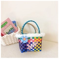 Borsa intrecciata colorata per bambina con bordo in ecopelliccia e ciondolo a fiore - Blu scuro