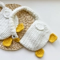 Handgestrickter weißer Schwan-Halswärmer mit gelben Flügeln in weichem Häkelstil - Weiß