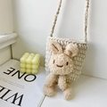 Graziosa borsa a secchiello in maglia crema per bambine con coniglietto in peluche e tracolla - Beige