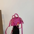 Mini borsa a conchiglia rosa acceso con trama in pelle e manici per bimbi e donne - Viola