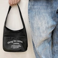 Borsa a tracolla per bambini in tela nera con scritte artistiche bianche e tasca frontale - Nero